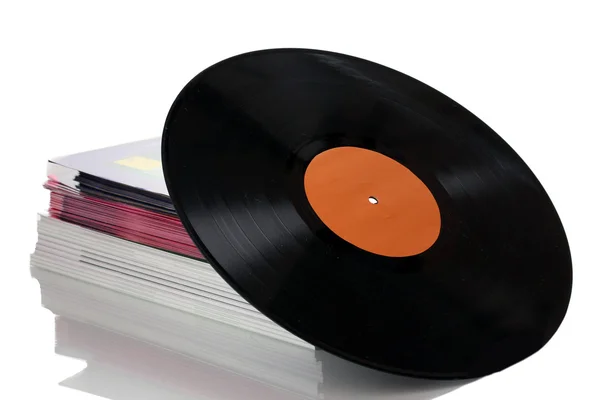 검은 비닐 레코드와 스택 잡지 흰색 절연의 — 스톡 사진