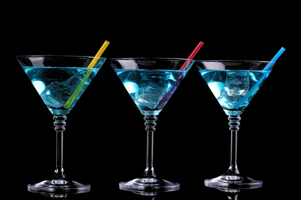 Modrý koktejl v martini sklenice izolované na černém pozadí — Stock fotografie