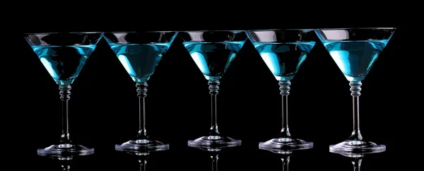 Κοκτέιλ σε ποτήρια μαρτίνι που απομονώνονται σε μαύρο μπλε — Φωτογραφία Αρχείου