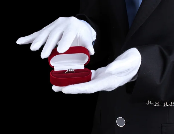 Mãos de homem segurando anel na caixa — Fotografia de Stock