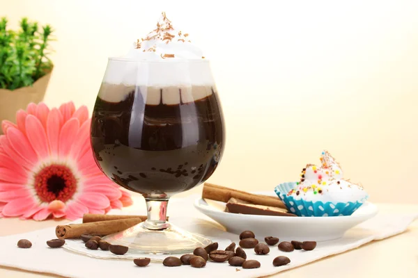 Glas Kaffee-Cocktail und Gerbera-Blume auf Holztisch — Stockfoto