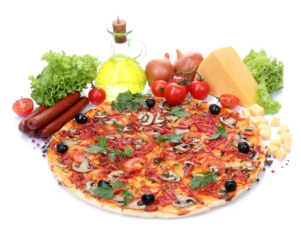 Вкусная пицца, овощи и салями изолированы на белом — стоковое фото