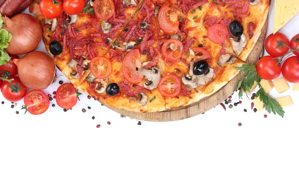 Läcker pizza, grönsaker och salami isolerad på vit — Stockfoto