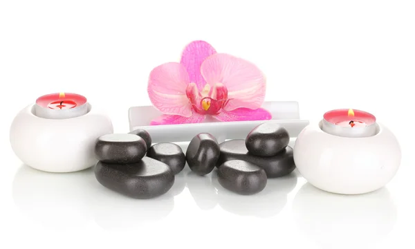 Piedras de spa con flor de orquídea y velas aisladas en blanco — Foto de Stock