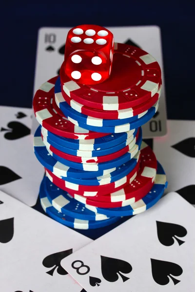 ポーカー チップとサイコロのクローズ アップとの青いポーカー テーブルでまっすぐなフラッシュ — ストック写真