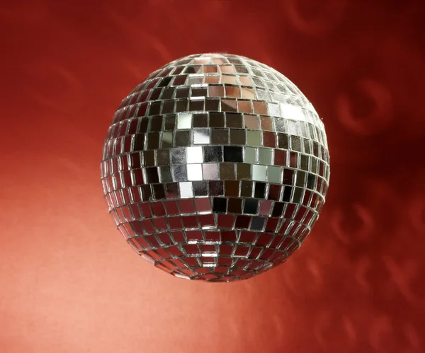 Piłka disco na czerwonym tle — Zdjęcie stockowe