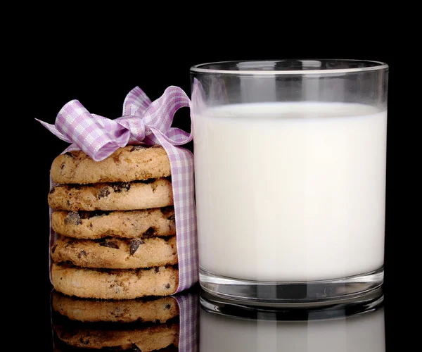 A tej és a cookie-kat, elszigetelt fekete üveg — Stock Fotó