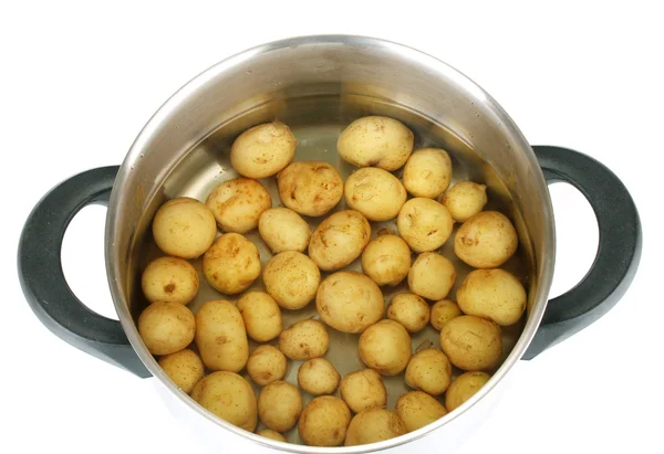 Junge Kartoffeln in der Pfanne auf weißem Hintergrund Nahaufnahme — Stockfoto