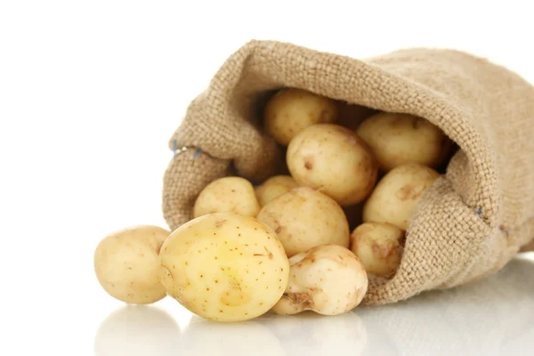 Jonge aardappelen in een zak geïsoleerd op witte close-up — Stockfoto