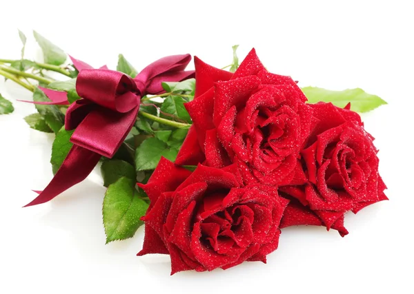 Tre vackra röda rosor med droppar isolerad på vit — Stockfoto