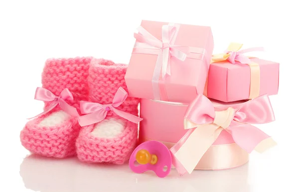 Botas de bebê rosa, chupeta e presentes isolados em branco — Fotografia de Stock