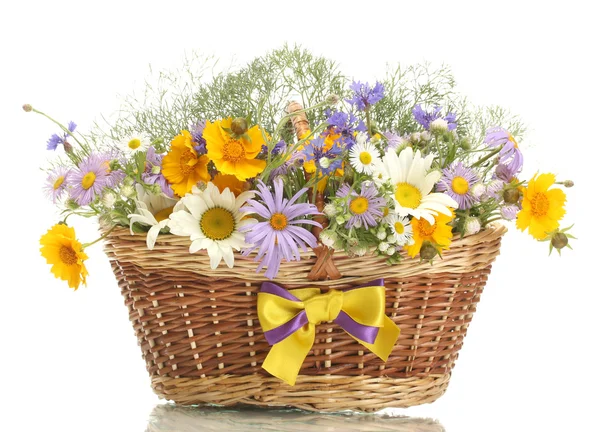 束美丽的明亮的野花在篮子里上白色, 隔离 — 图库照片