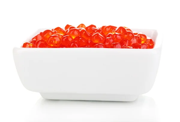 Caviar rojo en tazón blanco aislado sobre blanco — Foto de Stock
