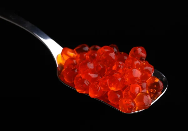 Röd kaviar i silver sked isolerad på vit — Stockfoto