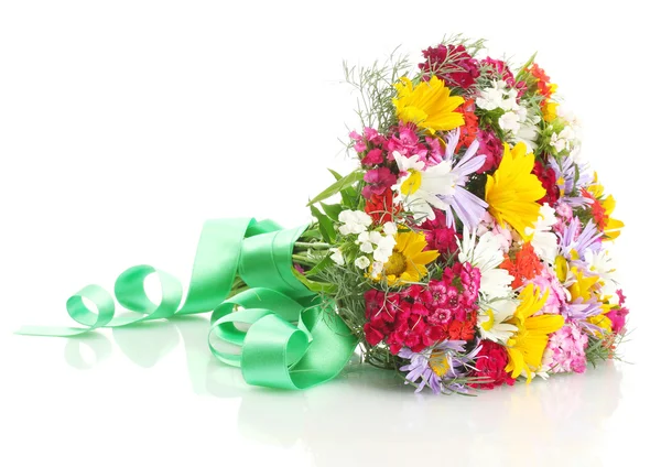 Vacker bukett av ljusa blommor, isolerad på vit — Stockfoto