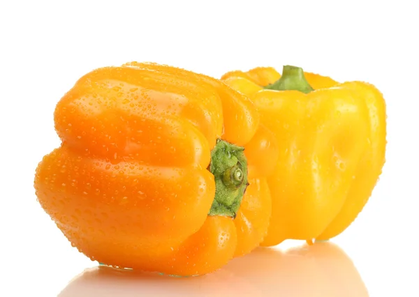 Gele paprika's geïsoleerd op wit — Stockfoto
