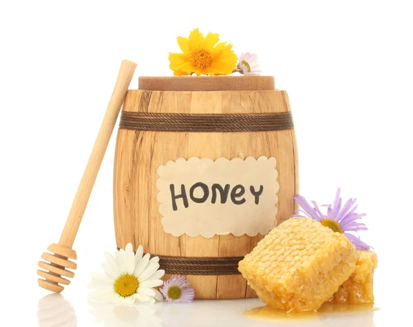 Zoete honing in vat met honingraat, houten drizzler en bloemen geïsoleerd op wit — Stockfoto