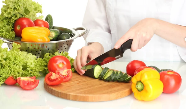 Kadın kesme sebze mutfak yazı tahtası üzerinde eller — Stok fotoğraf