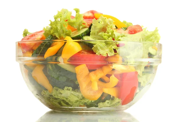 Insalata di verdure fresche in ciotola trasparente isolata su bianco — Foto Stock