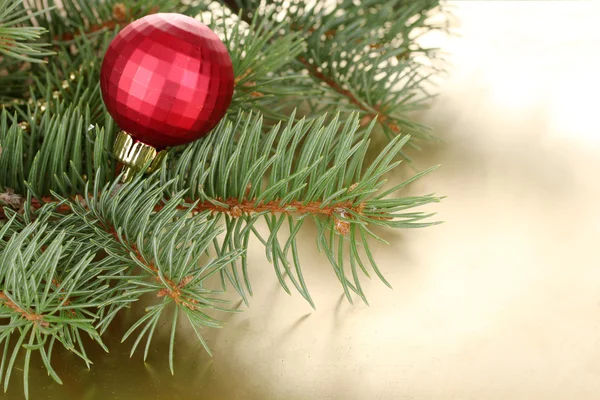 Árvore de Natal com bela bola de Ano Novo na mesa — Fotografia de Stock