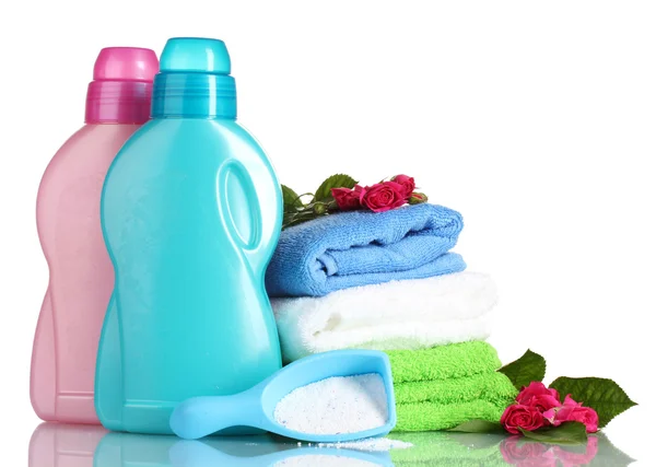 Detergente con polvo de lavado y toallas aisladas en blanco — Foto de Stock