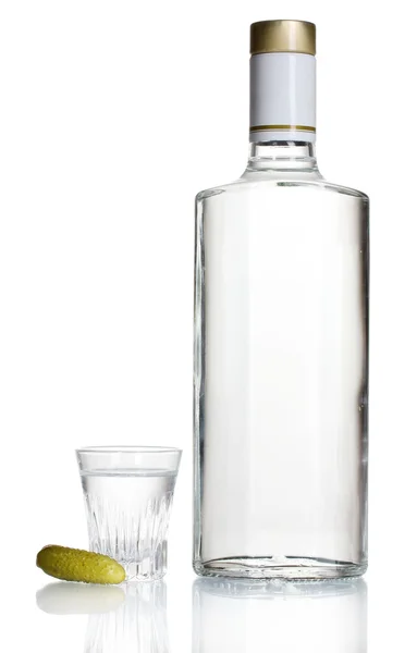 Bottiglia di vodka e bicchiere da vino con cetriolo isolato su bianco — Foto Stock