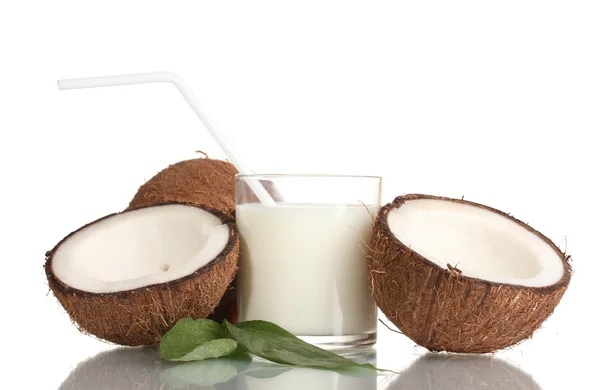 Кокосовое молоко и кокос изолированы на белом — стоковое фото