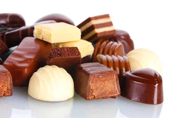 孤立在白色的许多不同巧克力糖果 — 图库照片