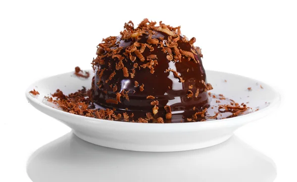 Шоколадне печиво наливають шоколадом з шоколадною стружкою на тарілку ізольовані на білому — стокове фото