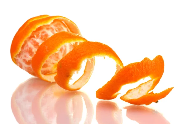 Rijp smakelijke mandarijnen met peel geïsoleerd op wit — Stockfoto