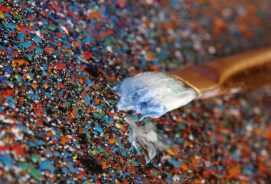 renkli boya yakın çekim ile sıçramış, siyah zemin üzerine fırça