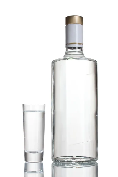 Botella de vodka y vino aislado sobre blanco —  Fotos de Stock