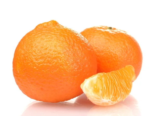 Reife, schmackhafte Mandarinen und Segmente isoliert auf weiß — Stockfoto