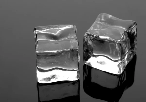 Cubi di ghiaccio su sfondo grigio — Foto Stock