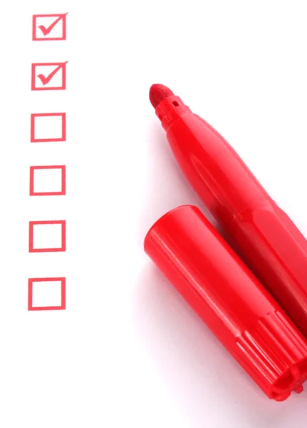 Контрольный лист и красный маркер крупным планом — стоковое фото
