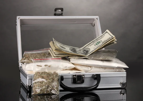 Kokain und Marihuana in einem Koffer isoliert auf weiß — Stockfoto