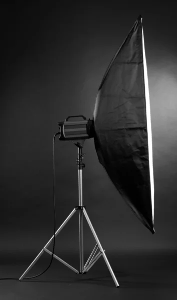 Studio flash avec soft-box sur fond noir studio — Photo