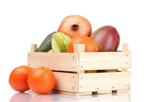 Sortimento de frutas exóticas em caixa de madeira isolada em branco — Fotografia de Stock