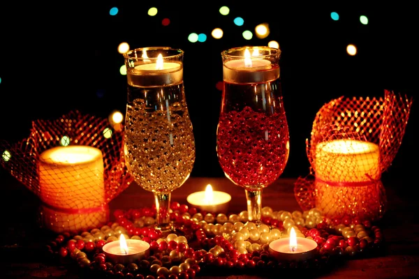 Дивовижна композиція свічок і окулярів на дерев'яному столі на яскравому фоні — стокове фото