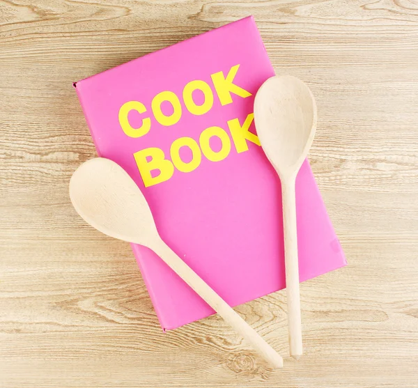 Книги и посуда на деревянном фоне — стоковое фото