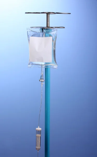 Mavi zemin üzerine intravenöz tedavi — Stok fotoğraf