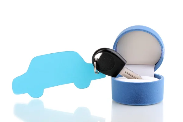 Autoschlüssel mit Charme in Box isoliert auf weiß — Stockfoto