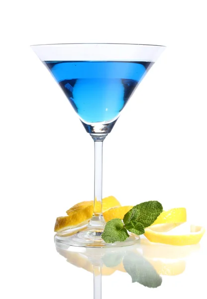 Cocktail blu in vetro martini isolato su bianco — Foto Stock