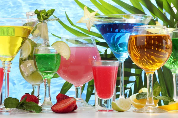 Brýle koktejly na stole na pozadí modré moře — Stock fotografie
