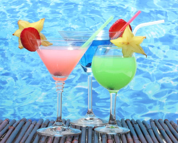 Bicchieri di cocktail sul tavolo sul fondo blu del mare — Foto Stock