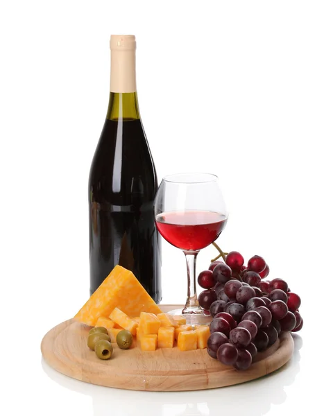 Flaska bra vin med vinglas och ost isolerad på vit — Stockfoto