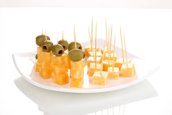 Canapés de queijo na placa isolado em branco — Fotografia de Stock