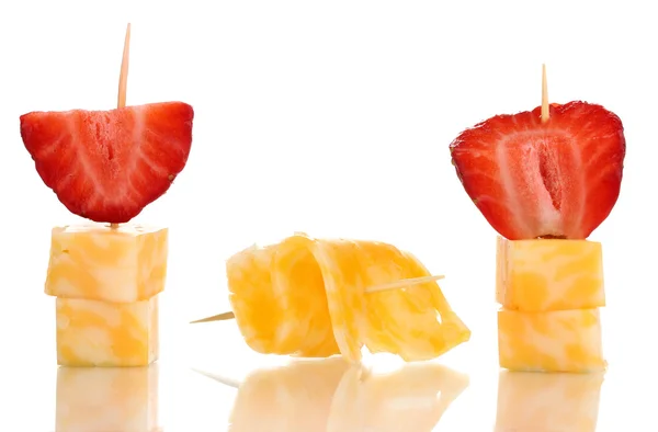 Canapés de queso con srawberry aislado sobre blanco —  Fotos de Stock