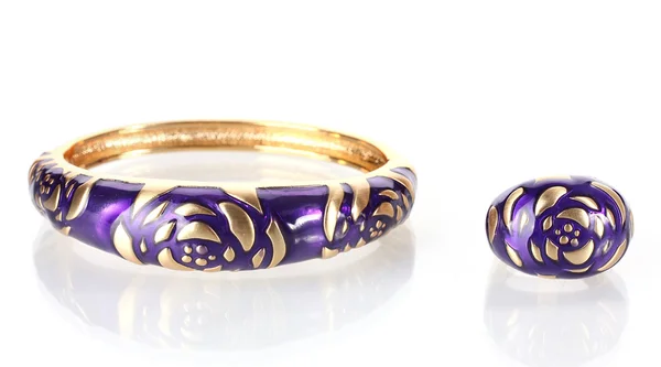 Piękne złote bransoletki i pierścień na białym tle — Zdjęcie stockowe