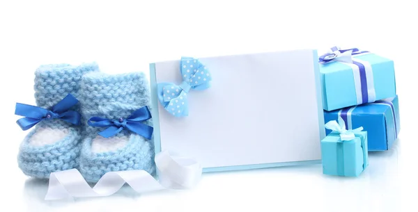 Bellissimi regali, stivaletti da bambino e cartolina bianca, isolata su bianco — Foto Stock